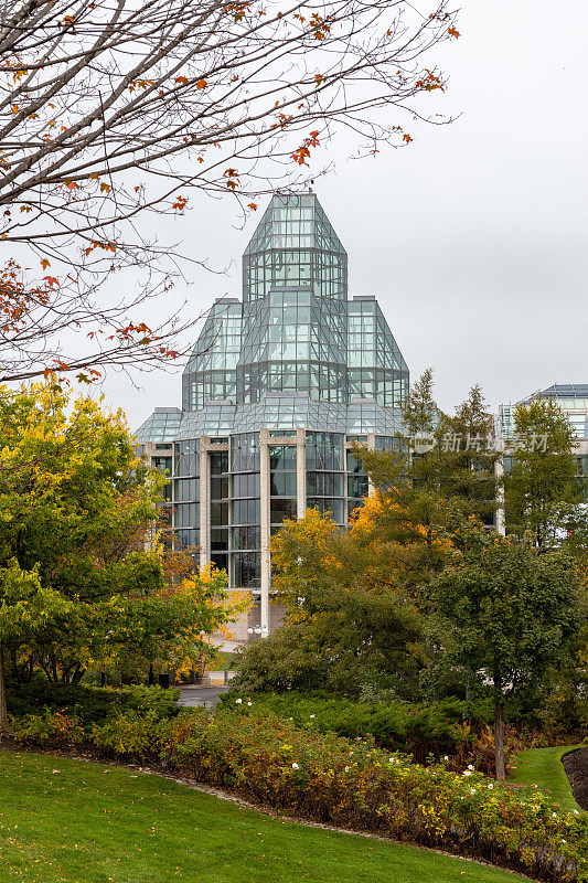 渥太华的梅杰山公园(Major's Hill Park)，背景是国家美术馆(National Gallery)